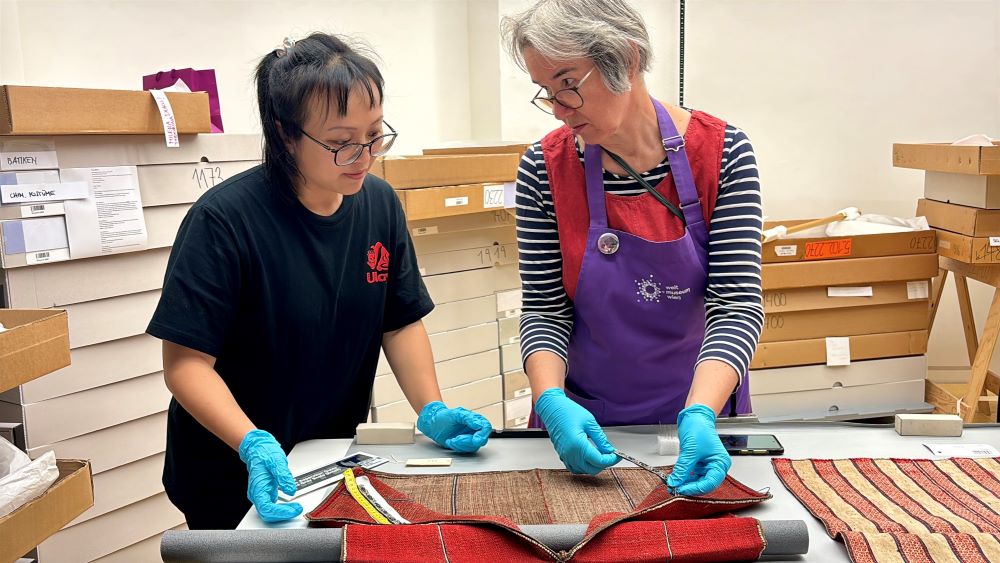 臺奧里程碑! 新北與維也納世博館簽合作備忘錄 5 《圖說》烏來在地青年織者高玉玫(左)與維也納世界博物館織品維護負責人 Barbara Pönighaus-Matuella(右)討論織紋細節與結構。〈原民局提供〉