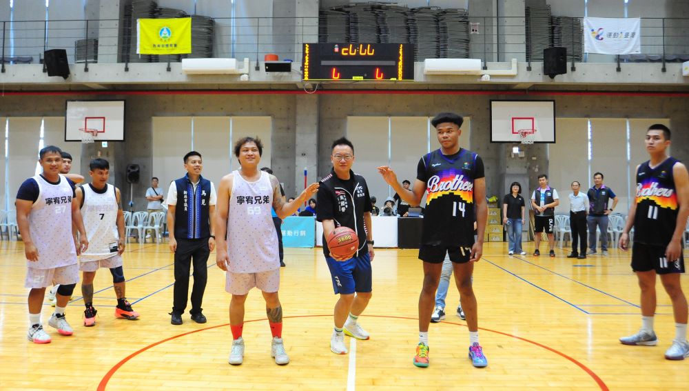 新北市長盃原民籃賽 男子組富榮礦油五金隊稱王 女子組太魯閣美少女隊封后 2 《圖說》新北市原民局主任秘書吳國譽開幕式上現身開球,為選手們加油打氣。〈原民局提供〉