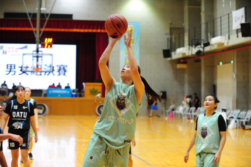 新北市長盃原民籃賽 男子組富榮礦油五金隊稱王 女子組太魯閣美少女隊封后 4 《圖說》女子組冠亞軍賽進行互相切磋。〈原民局提供〉