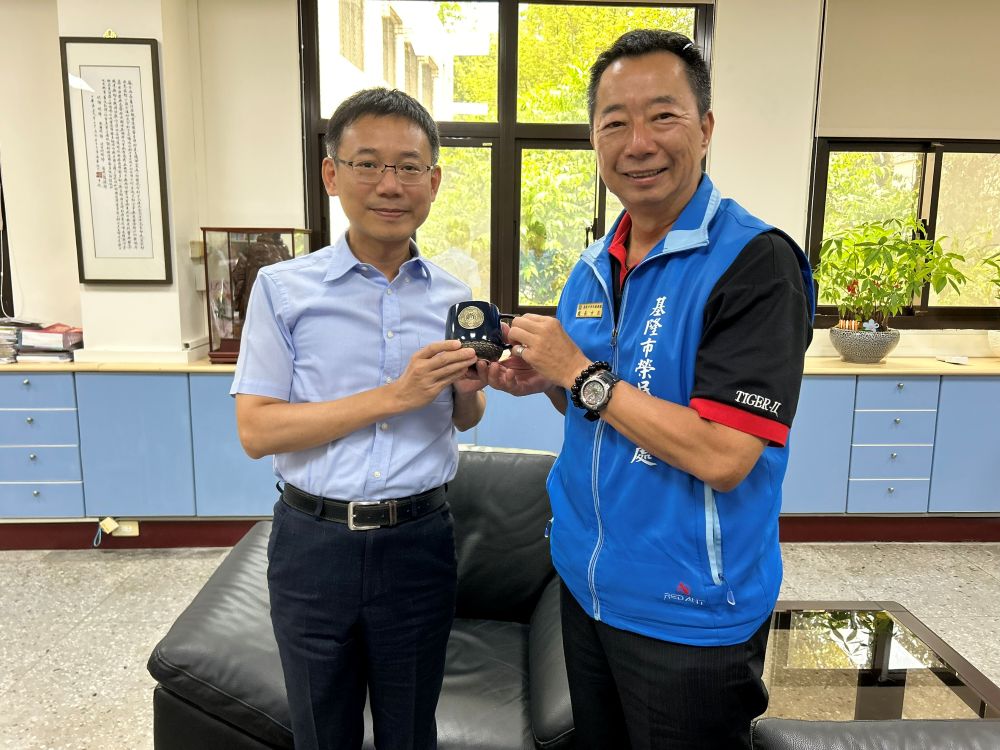 深化在地共構「安心御老」 基隆榮服處拜會基隆市衛生局 1 《圖說》基隆榮服處長方正(右)率團隊拜會基隆市衛生局長張賢政(左)。〈基隆榮服處提供〉