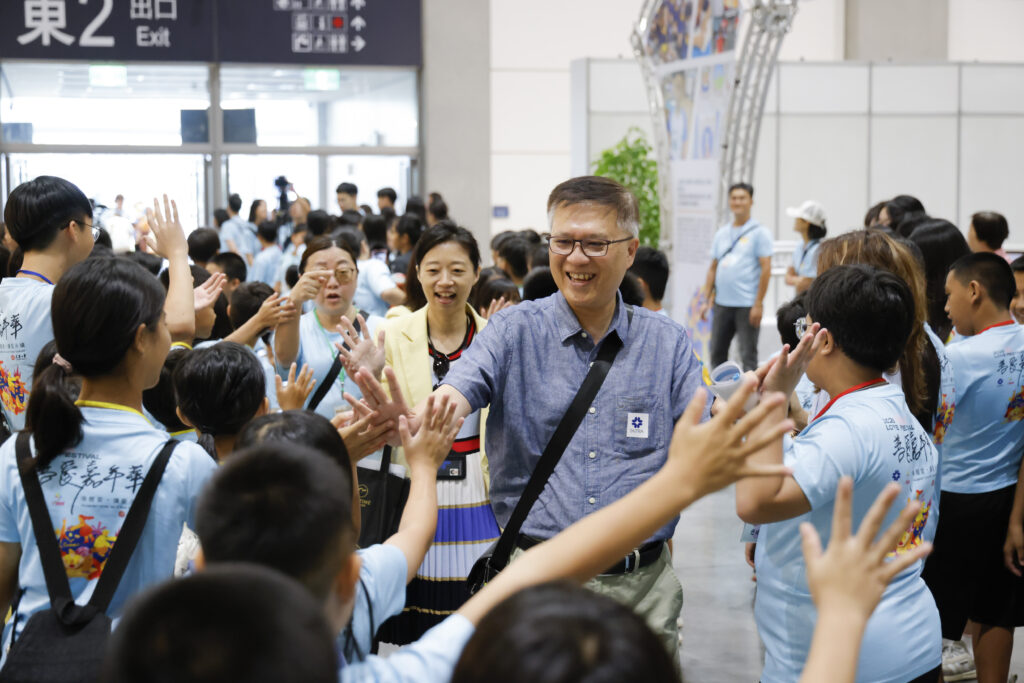 「喚醒愛,讓愛永續」2025善愛嘉年華今明兩天南港展覽館2館盛大舉辦 3 外貿協會副秘書長 周秀隆 受邀進行開幕2025善愛嘉年華開幕典禮進場