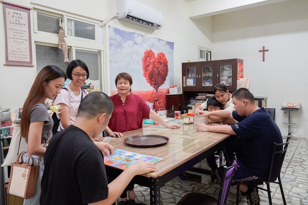 新北市推動身心障礙者家庭托顧服務 提供身體、生活照顧 減輕家屬負擔 8 家庭托顧服務員董珮彤(左4)依靠著信仰 協助照顧3名重度自閉症患者 左1為新北市智障者家長協會社工周佳歆