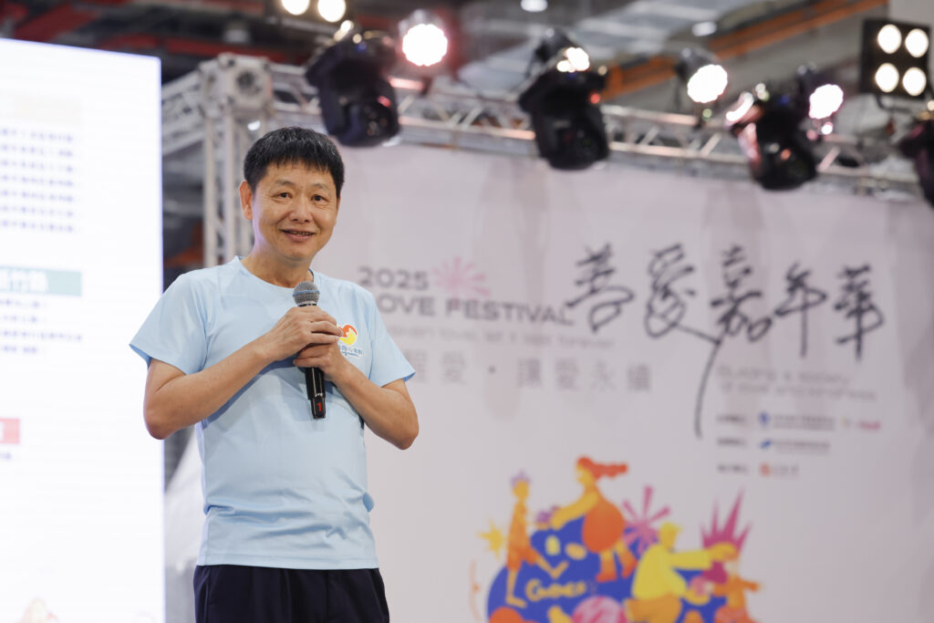 「喚醒愛,讓愛永續」2025善愛嘉年華今明兩天南港展覽館2館盛大舉辦 2 小樹傳愛協會 陳俊秀 副理事長上台進行開幕致詞