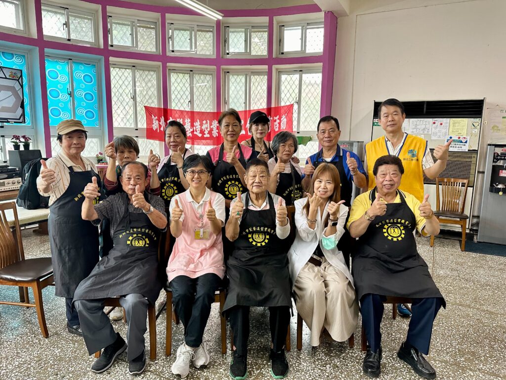 超熱血工會行善團 新北髮藝造型工會八療義剪 風雨無阻11年 8 工會與院區護理長大合照