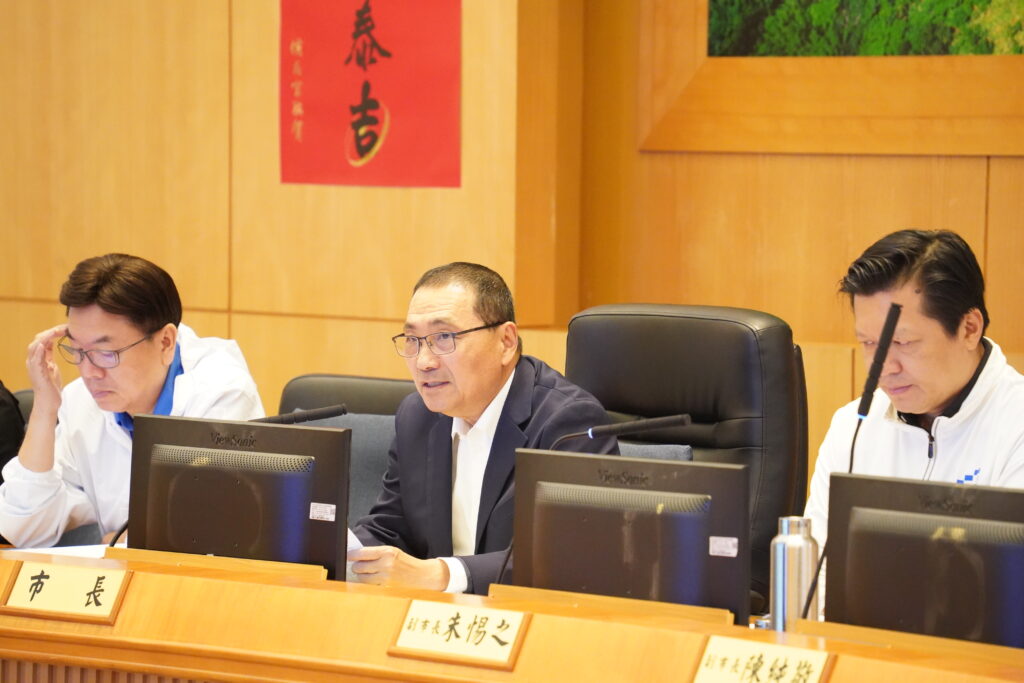 新北環保智慧升級 侯友宜:共同打造永續城市 17 市長侯友宜表示,環境改善需要持續不懈的努力,讓市民從被動接受服務轉變為主動參與,結合創新效率與民意,共同推動環境永續發展