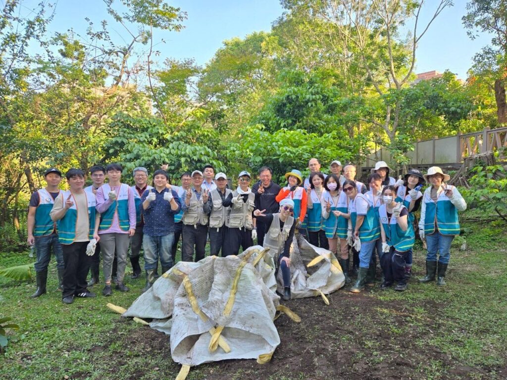 牽手護生態 榮星志工隊拉企業、學校做好事 7 志工隊成員不僅年齡層廣泛,還有不少家庭志工