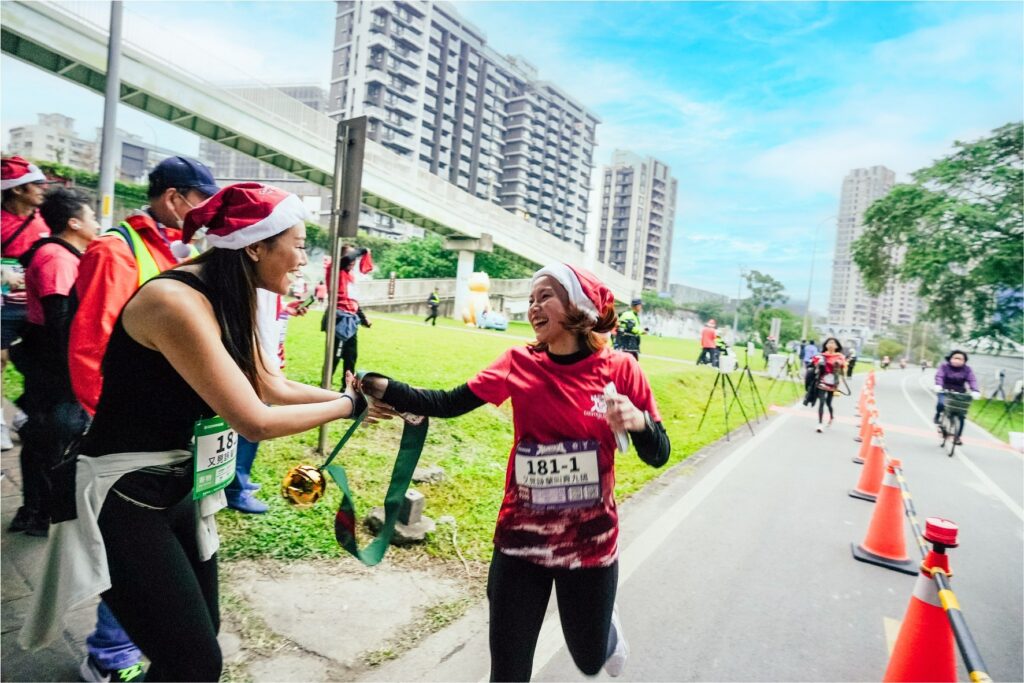 2025新北市耶誕馬拉松接力賽 暖心服務上線 8 揹上巨型鈴鐺接力信物跑遍耶誕城113年資料照