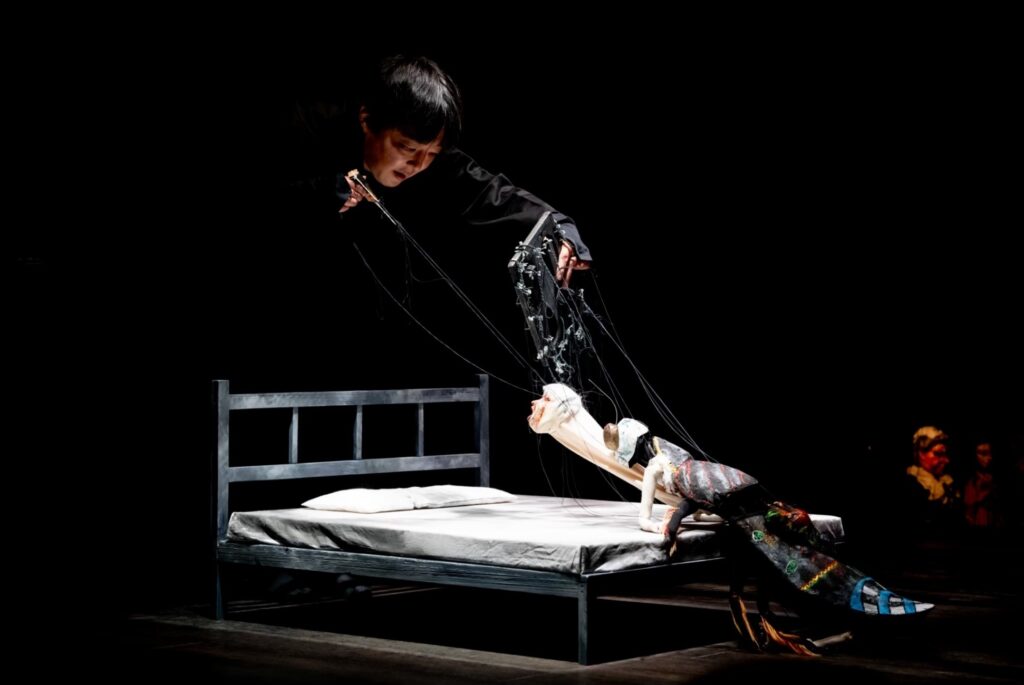 看見「半透明城市」的故事 2025桃園鐵玫瑰藝術節8/15啟售 1 日本結城座《變身》 photo by Toshiharu Ishibashi 2024