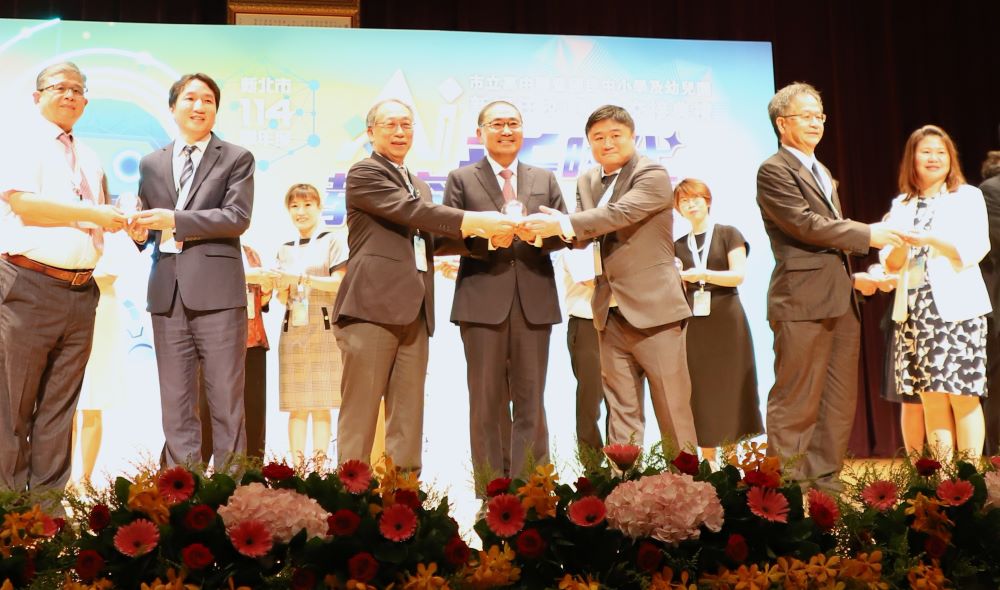 新北新卸任校、園長交接 侯友宜勉秉持初心接力前行 2 《圖說》侯友宜市長見證退休與新任校長的「信物傳承儀式」。〈教育局提供〉