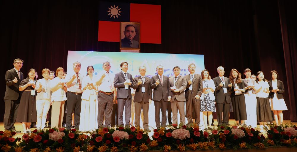 新北新卸任校、園長交接 侯友宜勉秉持初心接力前行 1 《圖說》退休與新任校長一同點亮手中的鬱金香燈盞,象徵教育理念的傳遞與責任的延續,前排左一教育局長張明文、前排右三初任板橋國中校長陳怡婷。〈教育局提供〉