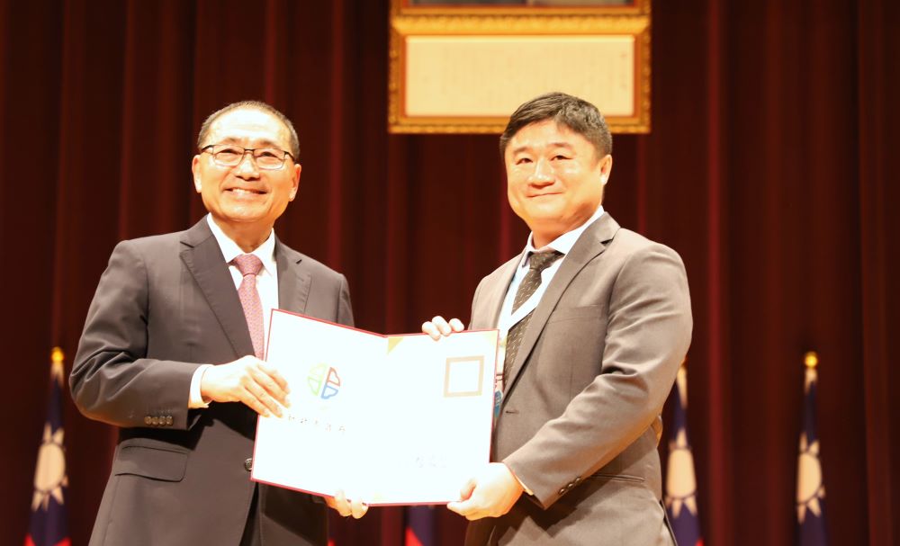 新北新卸任校、園長交接 侯友宜勉秉持初心接力前行 4 《圖說》初任校長代表樟樹實中林浩吉校長分享,教育,是一棵樹搖動另一棵樹。〈教育局提供〉