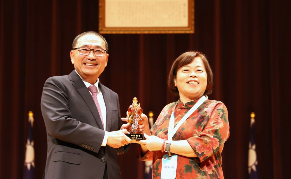 新北新卸任校、園長交接 侯友宜勉秉持初心接力前行 3 《圖說》退休校長蘆洲國中游玉英校長代表致詞表示,教育是利他與助人的幸福之路。〈教育局提供〉