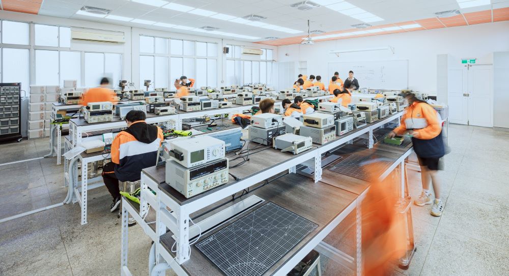 新北技職雙美未計畫再前進 打造人才基地2030前投入億元 2 《圖說》瑞芳高工資訊科建置嶄新電子電路實習工場。〈教育局提供〉