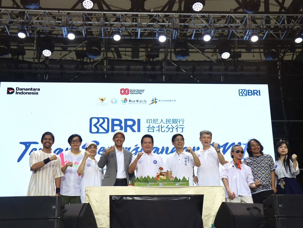 2025印尼移工文化嘉年華「印尼五月天」GiGi樂團熱唱 破萬粉絲擠爆市民廣場 11 新北市勞工局攜手印尼經濟貿易代表處,在市民廣場共同舉辦「2025印尼移工文化嘉年華」