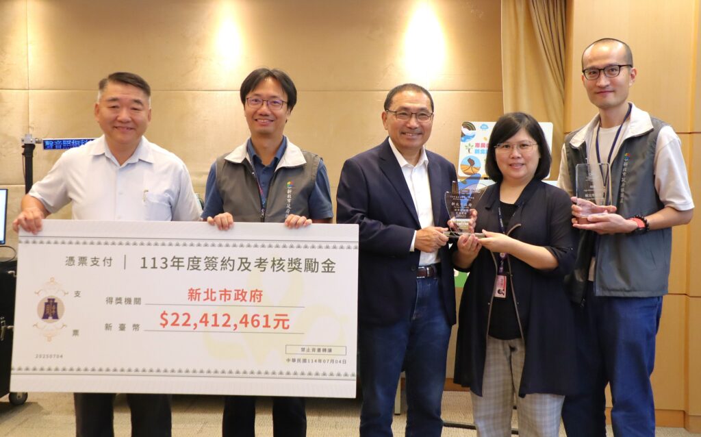 新北三鶯大橋二期獲獎、促參簽約數奪冠 工務局備受肯定 市政會議獻獎 12 新北市招商成果亮眼,榮獲財政部「特別獎-成就飛躍」,還連續兩年促參考核給予「特優」肯定。工務局長馮兆麟左率領同仁在市政會議中將獎項獻給市長侯友宜中