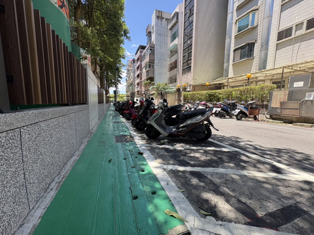 蘆洲長安街313巷完成標線型人行道 提升學童通行安全 10 標線型人行道及斜向機車格