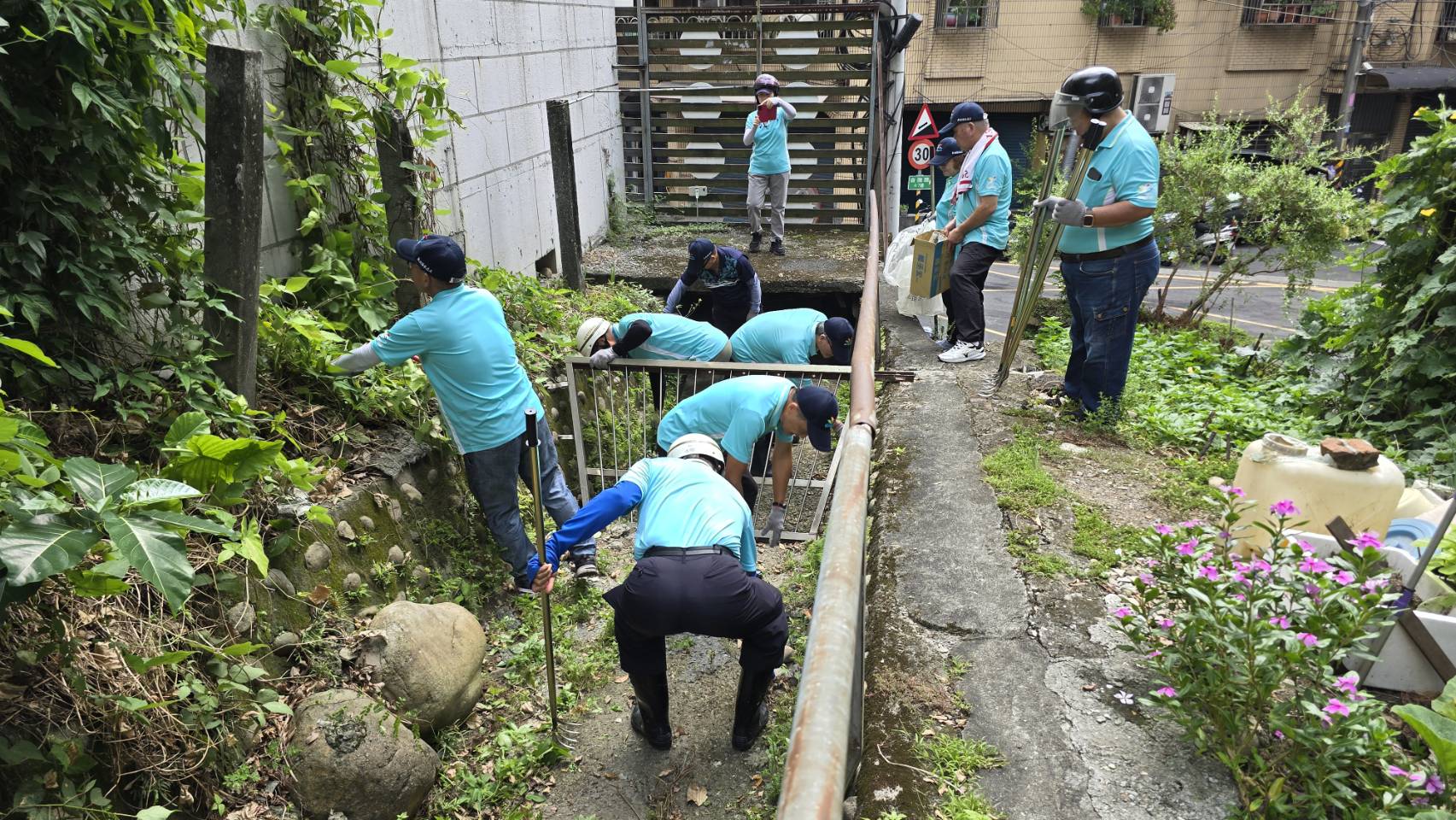 強化監督展現防洪韌性 新北清淤、污水人孔巡查不打折 4 《圖說》偵水志工針對轄區內易積淹水點周邊排水辦理河道清理。〈水利局提供〉