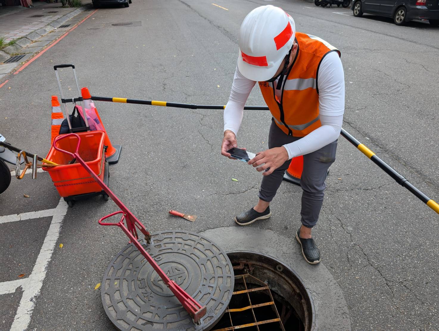 強化監督展現防洪韌性 新北清淤、污水人孔巡查不打折 3 《圖說》巡查人員檢視人孔內部,確認人孔陰井設施現況。〈水利局提供〉