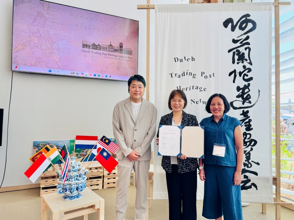 淡水古蹟博物館加入荷蘭商館文化遺產聯網 1 《圖說》在秘書處代表岡山芳治(左)、首個主辦機構代表Nadia+Purwestri(右)及其他會員的共同見證下,淡古館長蔡美治(中)代表正式簽署為荷蘭商館文化遺產聯網會員。〈淡古提供〉
