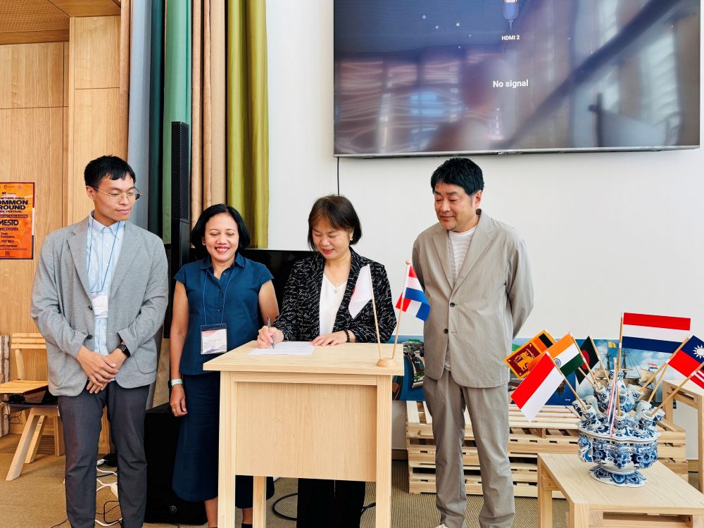 淡水古蹟博物館加入荷蘭商館文化遺產聯網 2 《圖說》在秘書處代表岡山芳治(右1)、首個主辦機構代表Nadia+Purwestri(左2)及其他會員的共同見證下,淡古館長蔡美治(右2)代表正式簽署為荷蘭商館文化遺產聯網會員。〈淡古提供〉