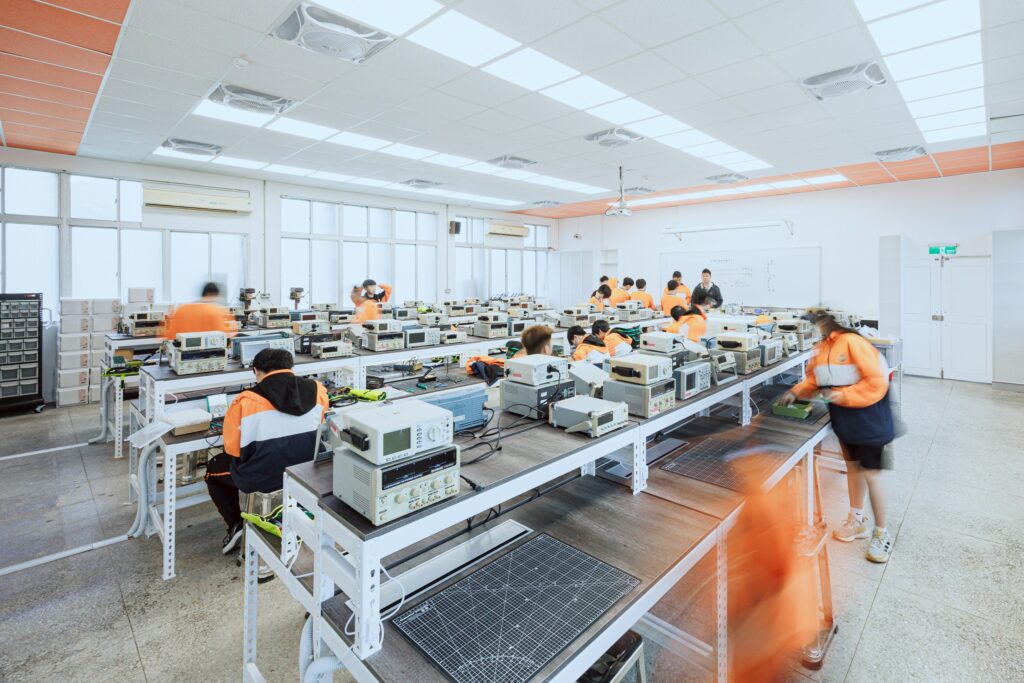 新北技職雙美未計畫再前進! 攜手設計專業推動美感空間創新 9 瑞芳高工資訊科建置嶄新電子電路實習工場