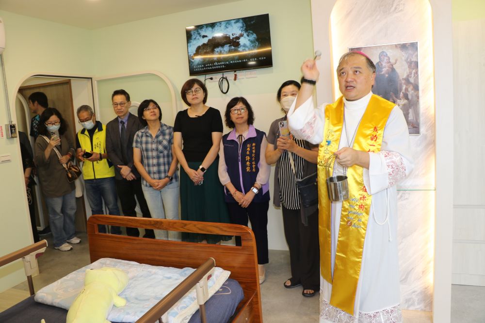 用愛陪伴 新北首創身障機構設立安寧病房 2 《圖說》天主教台北總教區輔理主教趙永吉神父(右)為安寧病房灑聖水祈福。〈社會局提供〉