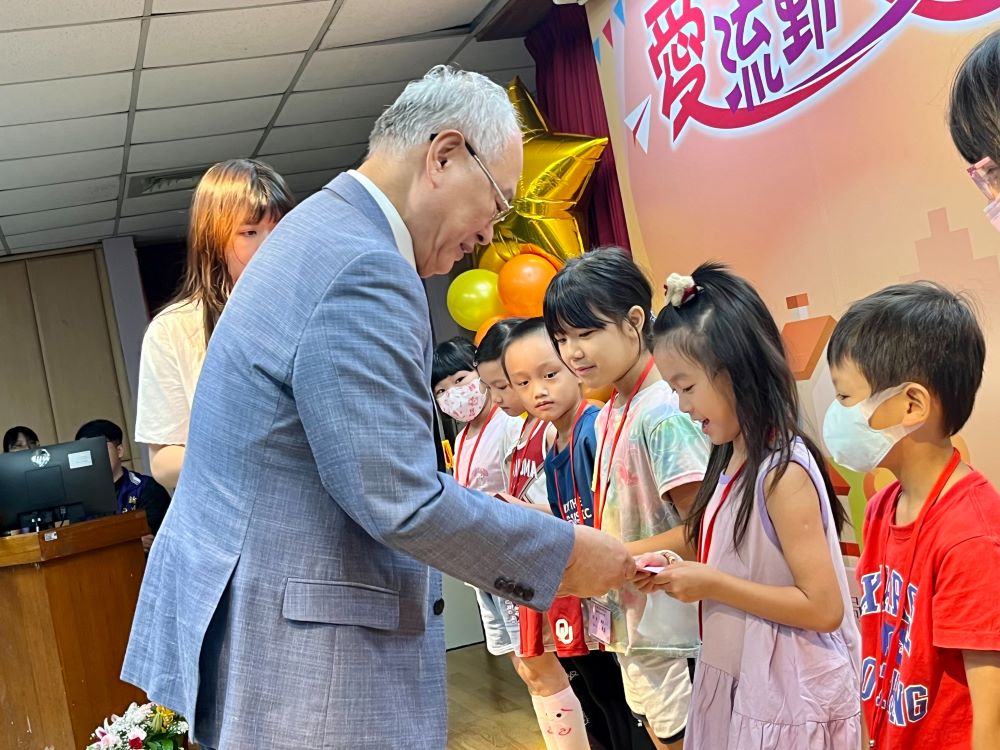 讓愛流動助弱勢生 新北不動產公會連三年捐獎學金 2 《圖說》新北市不動產開發商業同業公會廖志鴻理事長頒贈獎學金,勉勵孩子們持續向學。〈社會局提供〉