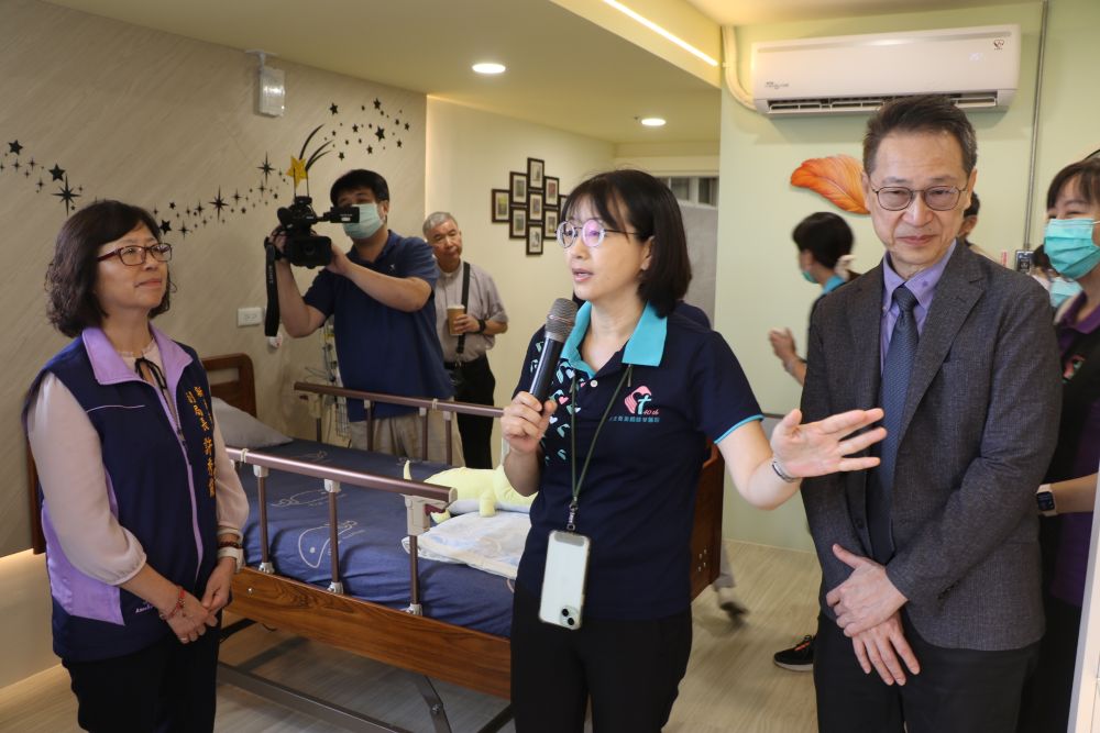 用愛陪伴 新北首創身障機構設立安寧病房 4 《圖說》愛維養護中心主任簡美婷(中)為眾人說明「曉明軒」尊重每人的信仰 不僅有天主、基督的布置 也有佛陀的畫像。〈社會局提供〉