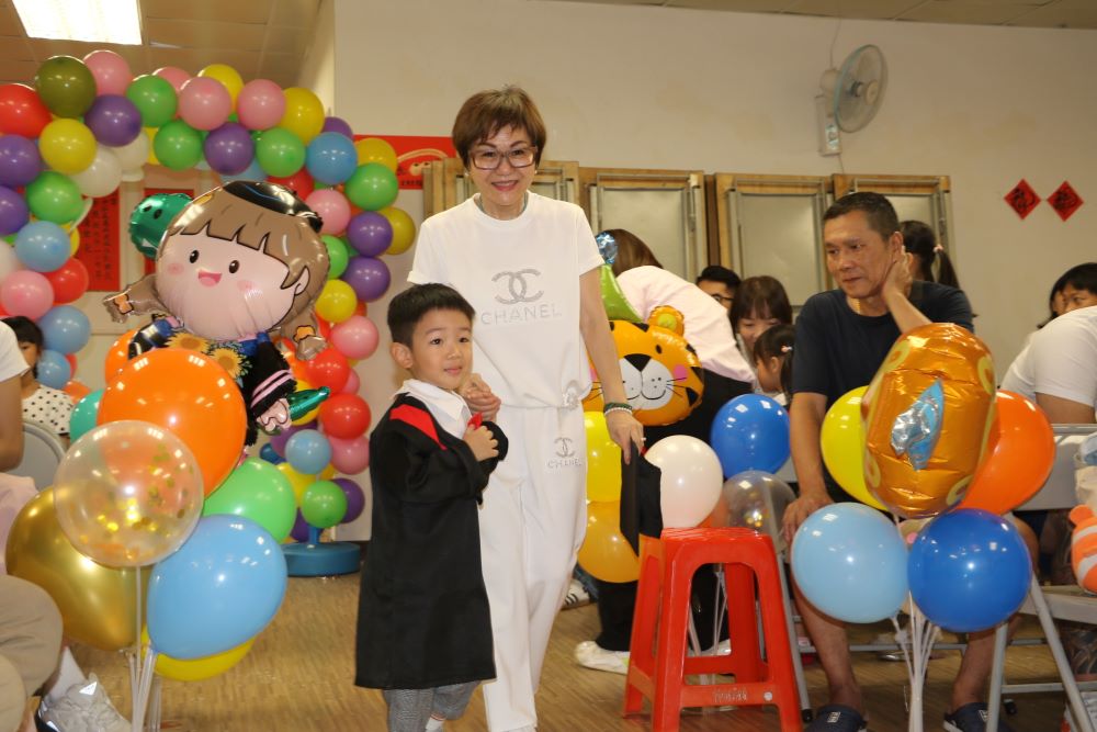 謝謝你陪我長大 新北居家托育互助協會聯合畢典溫馨感人 5 《圖說》居托保母張麗雪用心的照顧孩子,並以專業提醒父母。〈社會局提供〉