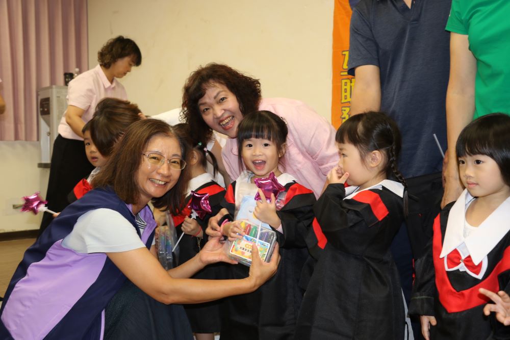 謝謝你陪我長大 新北居家托育互助協會聯合畢典溫馨感人 1 《圖說》兒童托育科長陳麗雲為每位結業生致贈小禮物。〈社會局提供〉