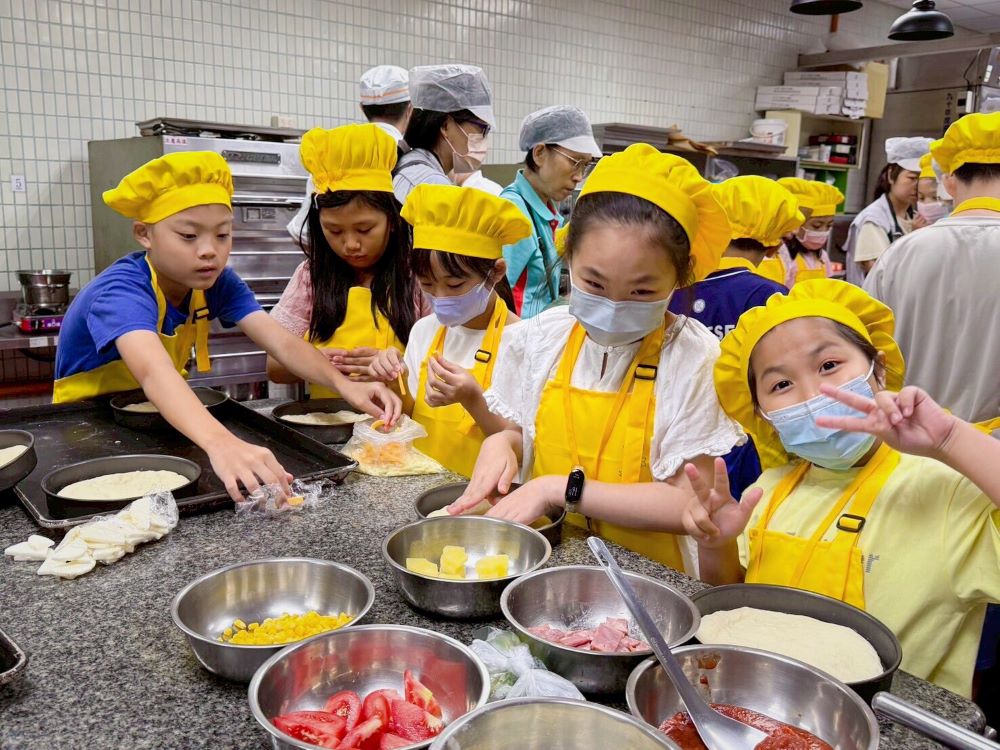 報名秒殺創新高 小神農華佗營人氣再爆棚! 2 《圖說》在專業中醫師帶領下,孩子們親自動手認識草藥及穴位,還下廚做出一道道結合中藥元素的美味料理。〈衛生局提供〉