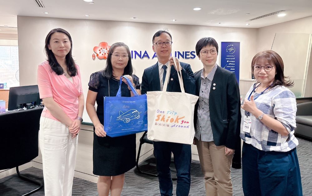 推展東南亞市場 基北北桃拜會星馬觀光龍頭 4 《圖說》基北北桃4市以shiok you around為標語在新加坡行銷北台灣區域旅遊,並在拜會中華航空新加坡分公司曾文慧總經理(左2)時致贈北台灣精選伴手禮。〈觀旅局提供〉