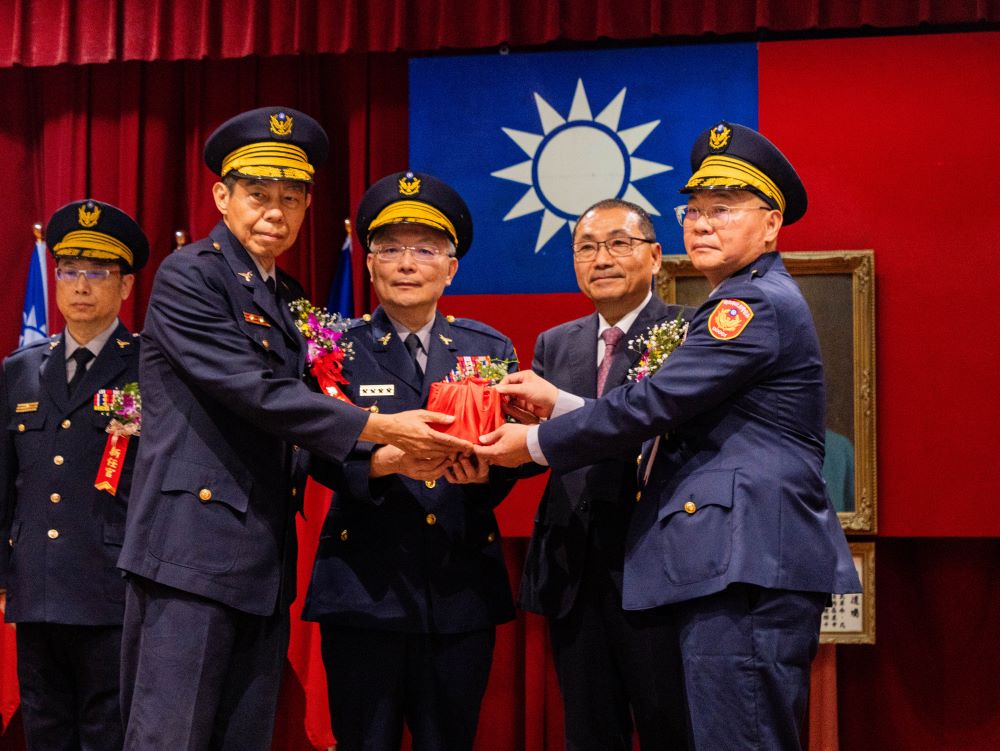 新北市警局長、分局長及大隊長聯合布達交接 1 《圖說》今日交接典禮由市長侯友宜及警政署長張榮興共同監交。〈警察局提供〉