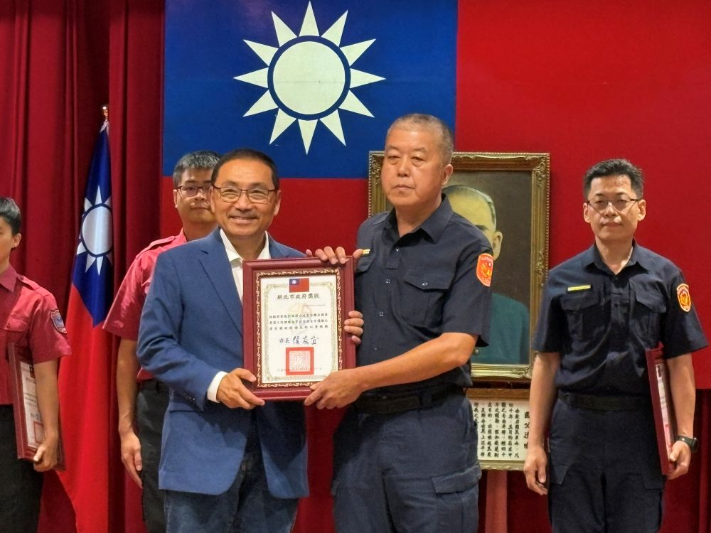 治安汙染源零容忍 侯友宜表揚專案有功人員 2 《圖說》侯友宜市長頒獎表揚114年8月份執行公安聯合稽查專案有功人員,受獎人為土城分局行政組警務員林錦郎。〈警察局提供〉
