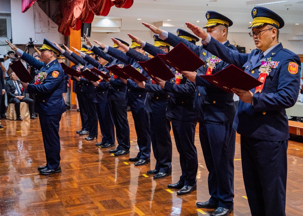 新北市警局長、分局長及大隊長聯合布達交接 2 《圖說》市長侯友宜肯定卸任幹部對新北市治安的長期貢獻,也期勉新任幹部持續精進治安環境。〈警察局提供〉