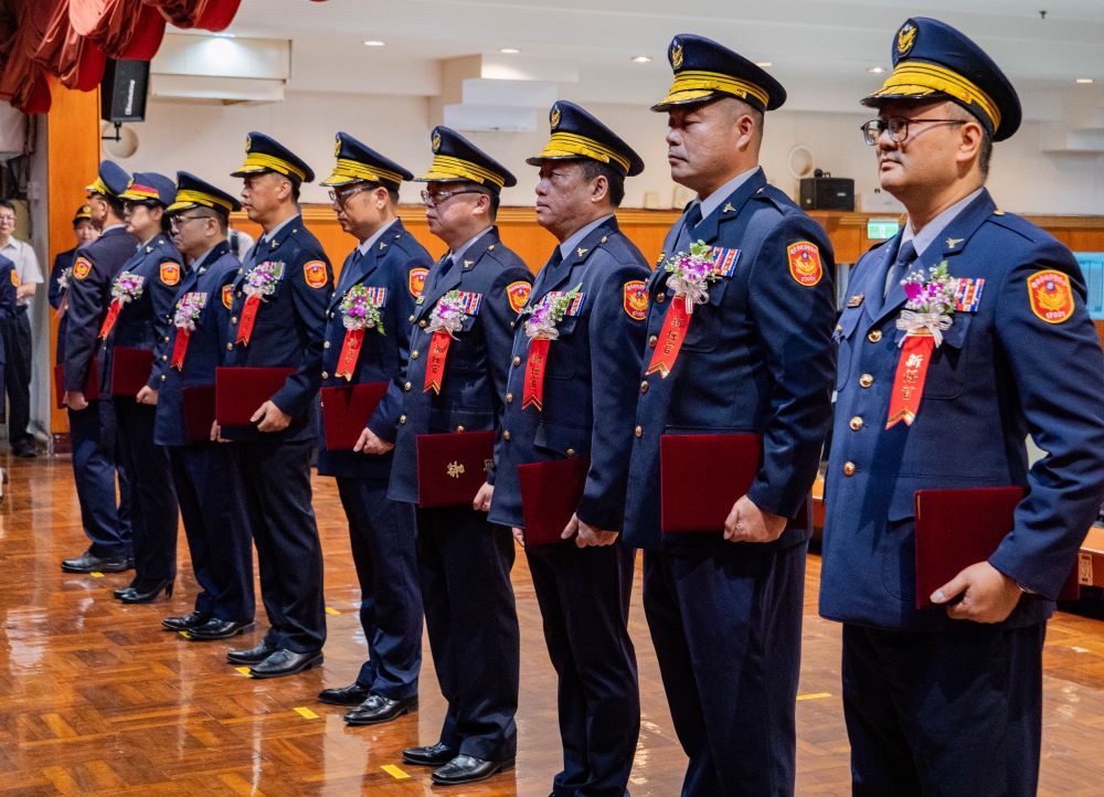 新北市警局長、分局長及大隊長聯合布達交接 3 《圖說》新北市政府警察局卸、新任局長、分局長及大隊長聯合布達交接典禮。〈警察局提供〉