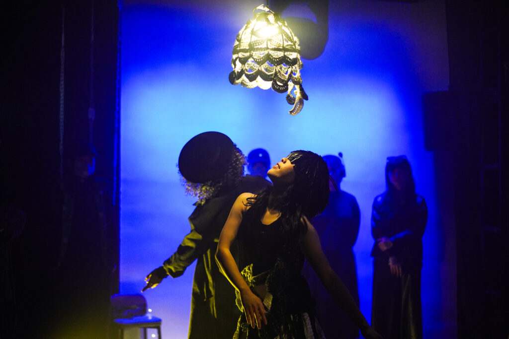 看見「半透明城市」的故事 2025桃園鐵玫瑰藝術節8/15啟售 2 足跡《影的告別》攝影 鄭冬