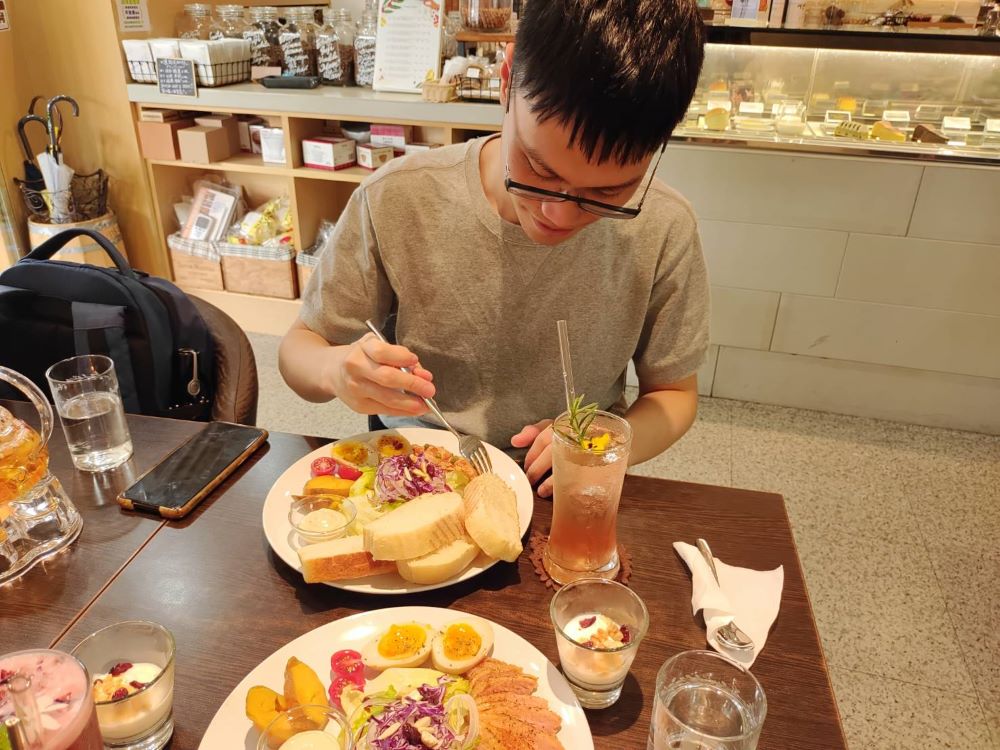 新北惜食餐廳料理清爽 酷熱沒胃口消暑美味 2 《圖說》「魚缸珈琲Coffish」依照不同季節推出以當季水果製作當季限定甜點及蔬食餐點。〈農業局提供〉