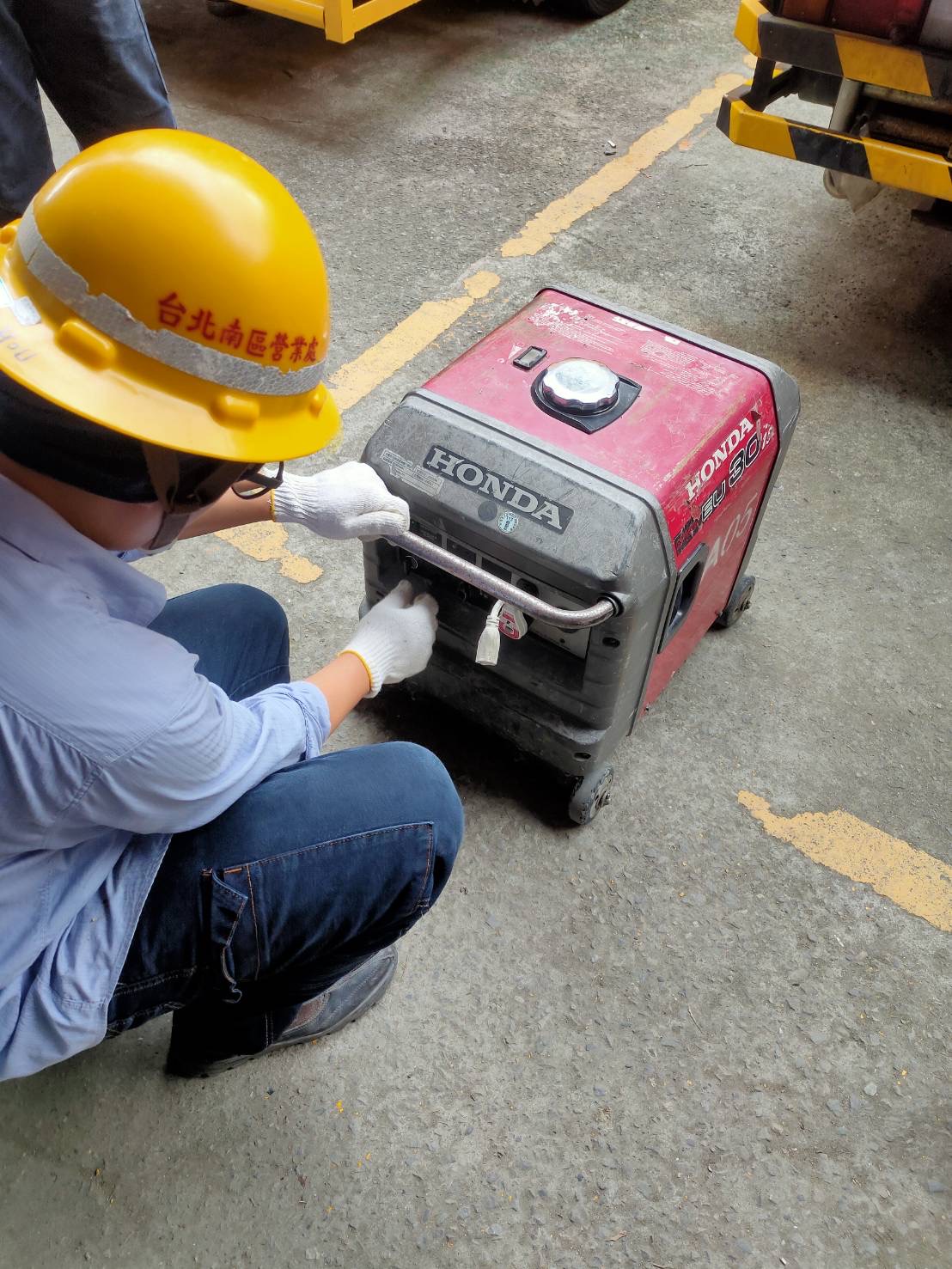 楊柳來襲 台電基隆、北市、北北、北西、北南區處總動員應戰 5 《圖說》北南區處防颱期間完善設備保養。〈北南區處提供〉