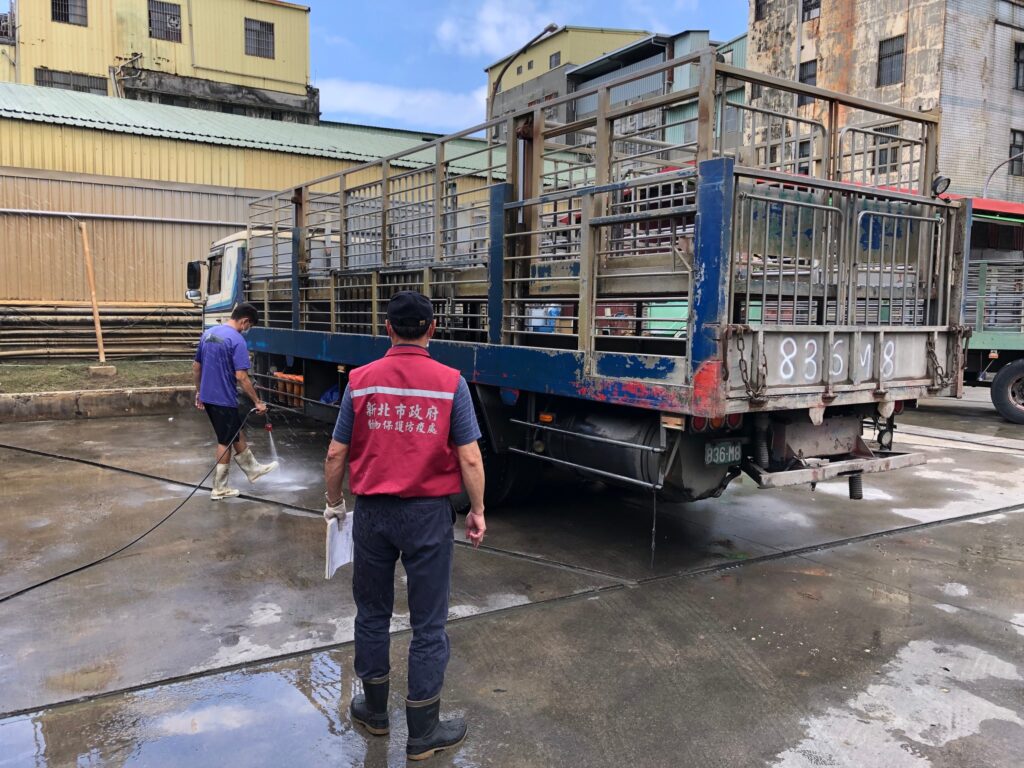 新北動保處加強查核豬隻運輸車輛 3車未裝GPS依法開罰 12 防疫人員查核運豬車輛是否有裝設GPS。