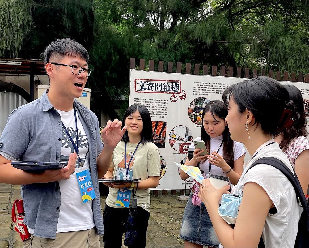 接軌國際 新北青年深入大使館交流 3 《圖說》學員帶領日本籍的Rinka(圖右)走訪林家花園,介紹其獨特歷史文化。〈青年局提供〉