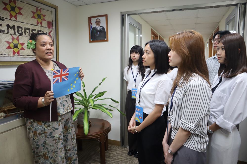 接軌國際 新北青年深入大使館交流 4 《圖說》吐瓦魯駐台大使館一等秘書歐席拉(Silafaga Lalua O'BRIEN)與學員分享吐瓦魯的特色編織工藝品。〈青年局提供〉