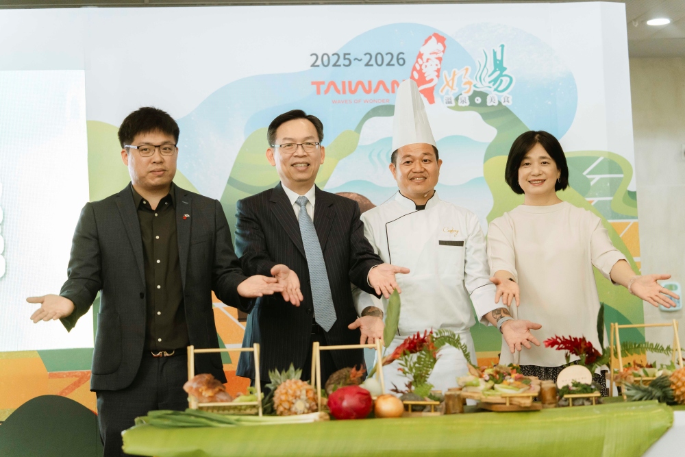「2025-2026台灣好湯 溫泉環島遊」9月開跑!19大溫泉區邀您環島遊泉台、啖美食 1 ▲交通部林國顯常務次長(左二)、觀光署陳玉秀署長(右一)及溫泉觀光協會李浩瑋理事長(左一)、知本金聯世紀酒店主廚帶來創意料理show呈現「台灣造型溫泉料理」。(圖/觀光署提供)