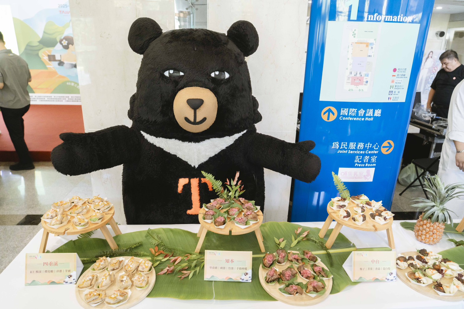 「2025-2026台灣好湯 溫泉環島遊」9月開跑!19大溫泉區邀您環島遊泉台、啖美食 2 ▲活動記者會,喔熊組長介紹在地溫泉代表性美食。(圖/觀光署提供)