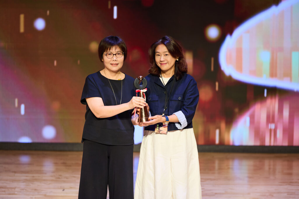 「114年度金視獎頒獎典禮」圓滿落幕 港都有線電視股份有限公司獲頒「年度系統躍進獎」 2 %E5%B9%B4%E5%BA%A6%E7%B3%BB%E7%B5%B1%E8%BA%8D%E9%80%B2%E7%8D%8E%EF%BC%9A%E6%B8%AF%E9%83%BD%E6%9C%89%E7%B7%9A%E9%9B%BB%E8%A6%96%E8%82%A1%E4%BB%BD%E6%9C%89%E9%99%90%E5%85%AC%E5%8F%B8