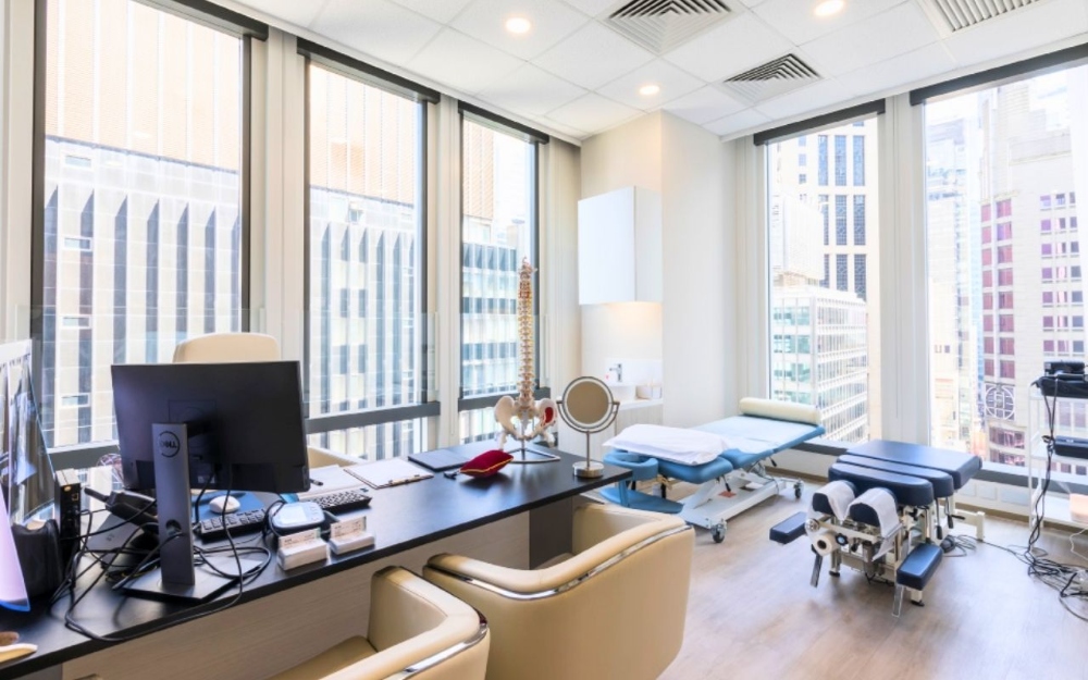 萬康集團與李奧國際結盟 開啟A I智慧中西合療新篇章 3 ▲萬康集團 Dr PAIN 香港中環直營診所,智慧疼痛治療設備。(圖/萬康集團提供)