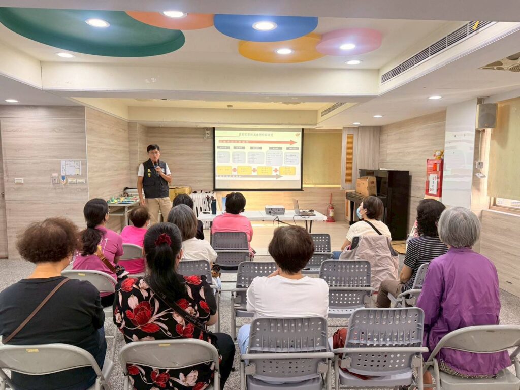 基警維護治安 社區宣導防詐新知 1 %E4%B8%80 40