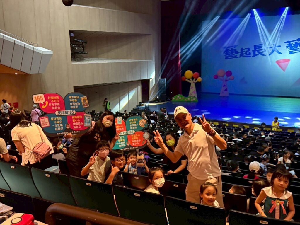 基二警結合 親子同樂 藝起長大藝起玩 活動 與青少年朋友互動宣導 2 %E4%BA%8C 19