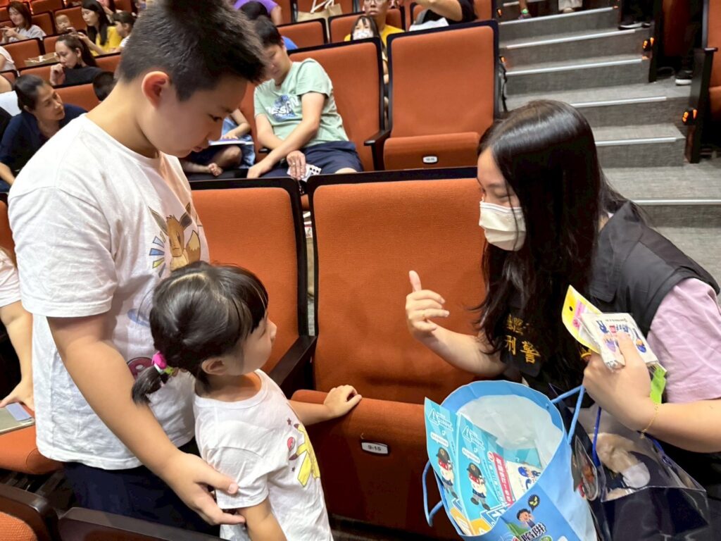 基二警結合 親子同樂 藝起長大藝起玩 活動 與青少年朋友互動宣導 3 %E4%B8%89 17