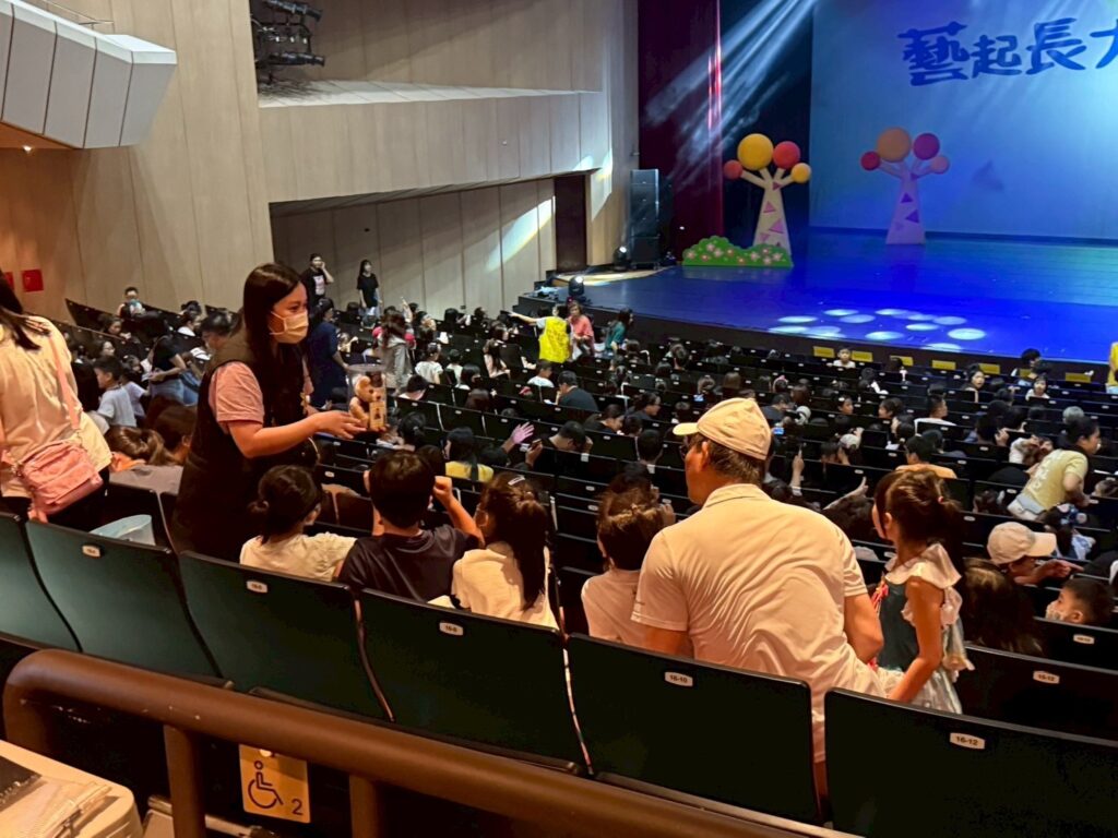 基二警結合 親子同樂 藝起長大藝起玩 活動 與青少年朋友互動宣導 4 1755339708985